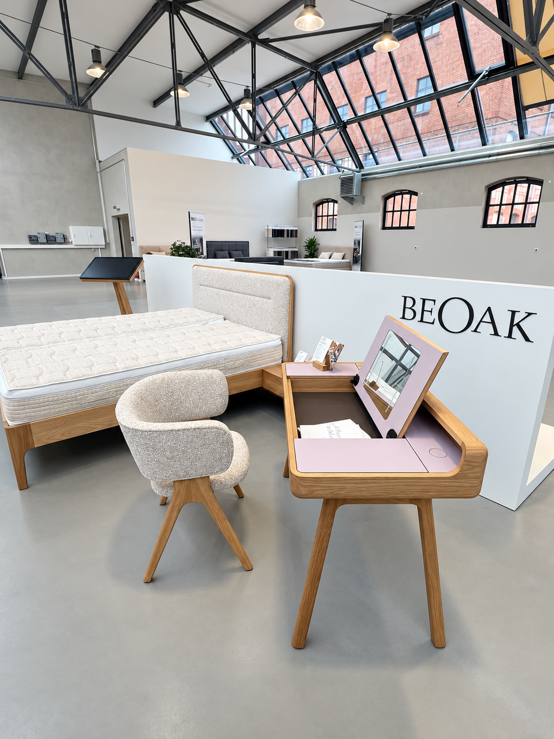 Bett aus massiver Eiche mit Bouclé-Sessel und Schminktisch im Showroom Berlin