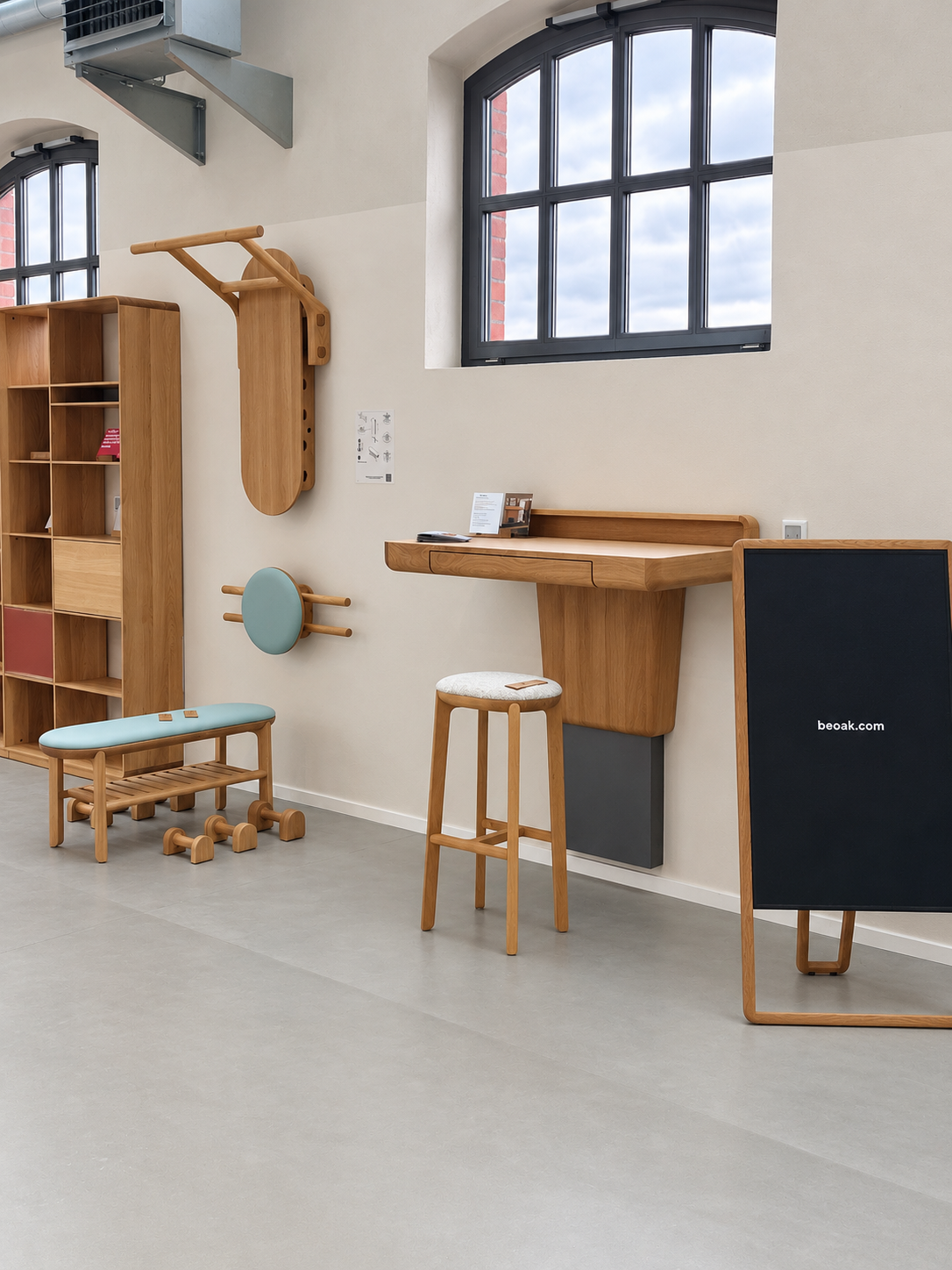 Wandmontierter Eichen-Sekretär mit Hocker und Bank im Showroom Berlin