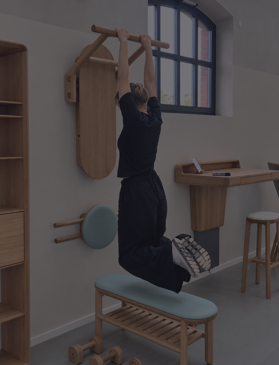 Person am Eichen-Wandbarren im Showroom Berlin