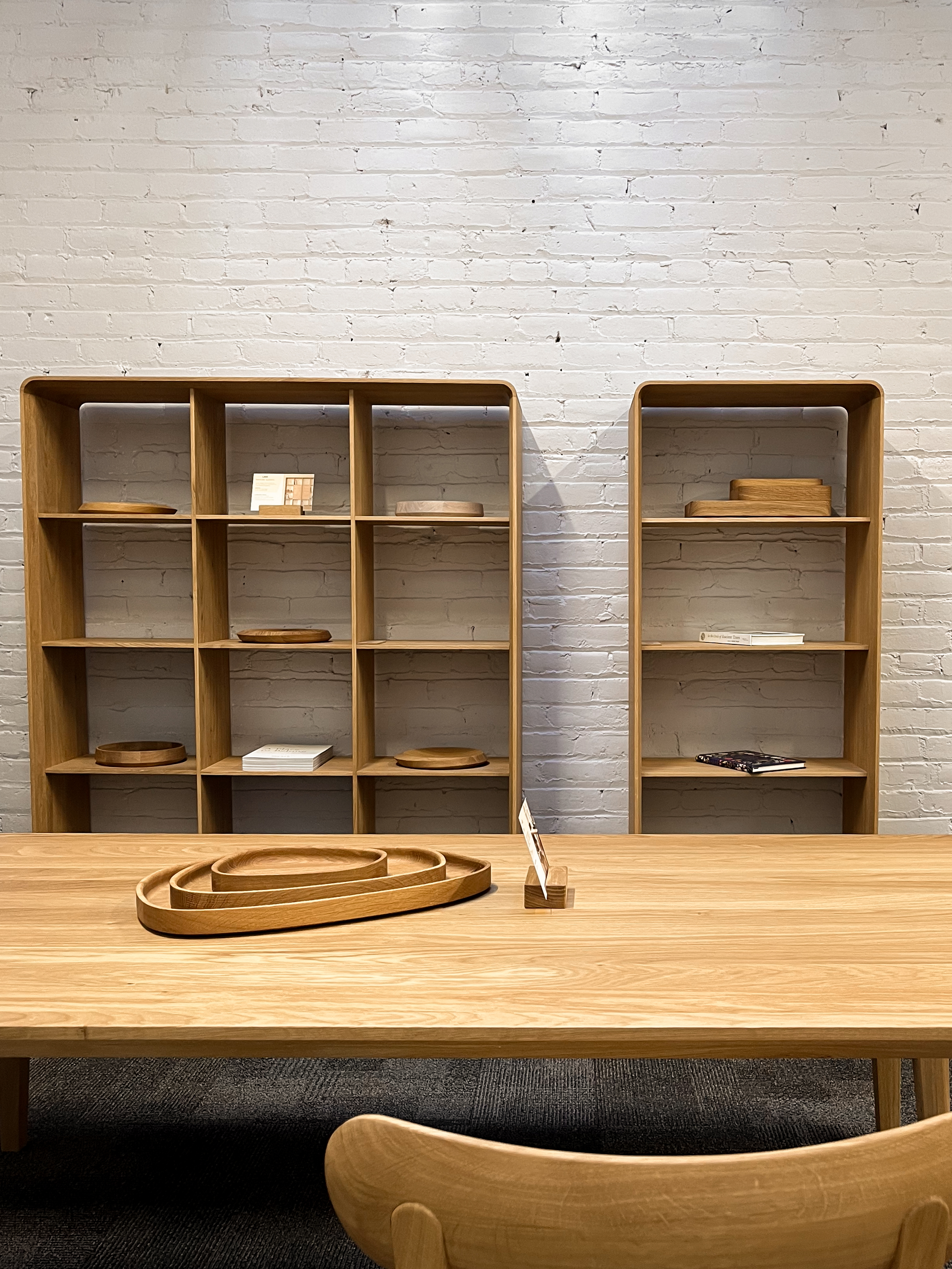 Esstisch und Regale aus massiver Eiche im Showroom in Bend