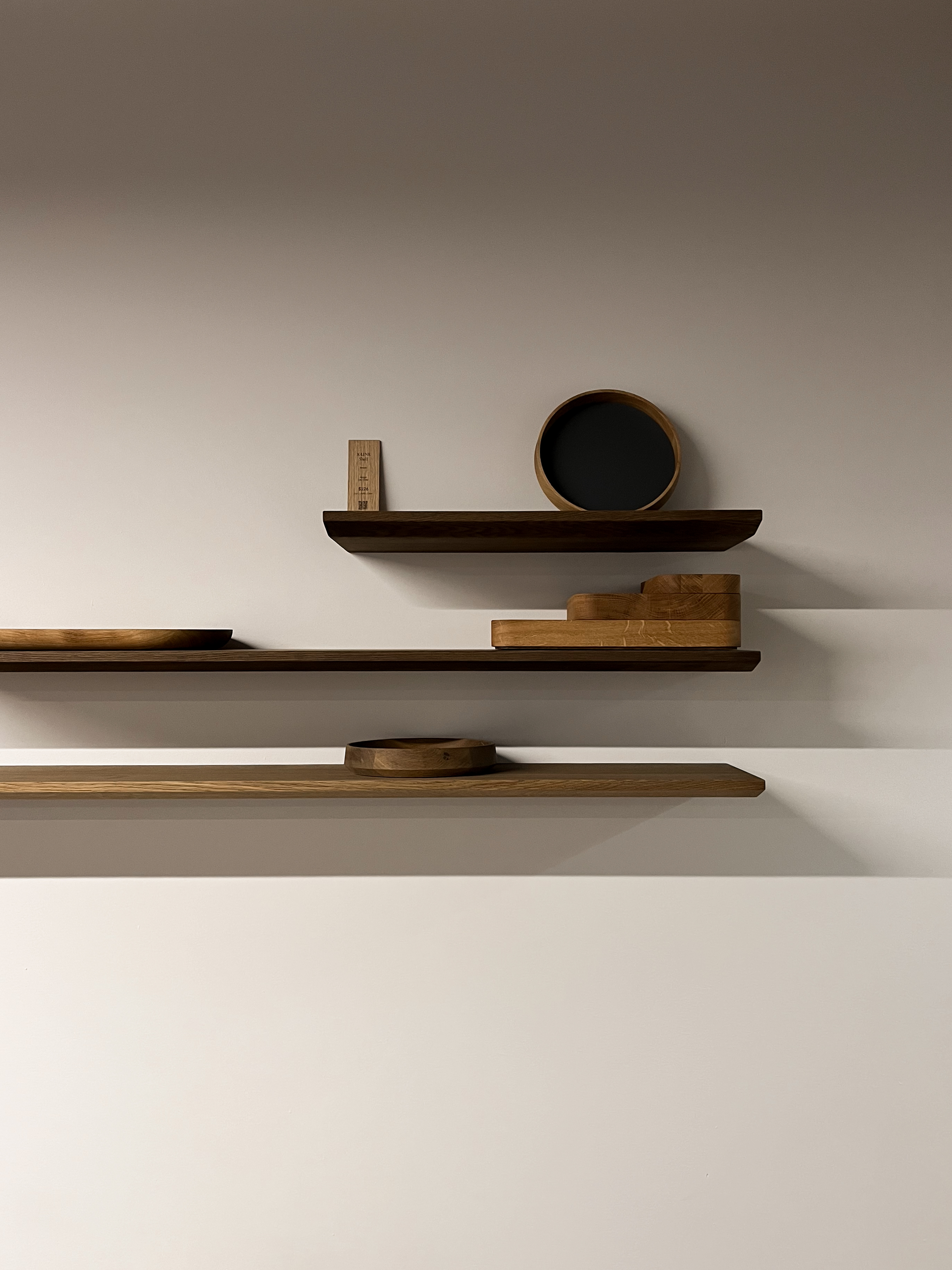 Dunkle Eichen-Wandregale mit Schalen und Brettern im Showroom in Bend