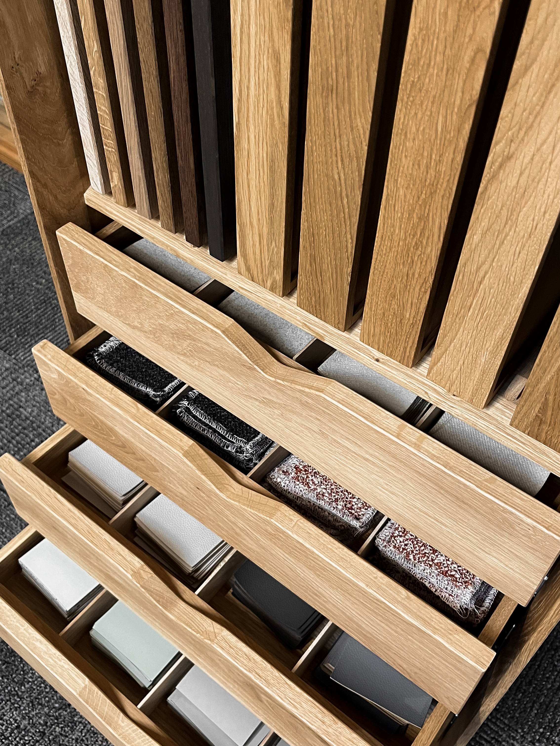 Musterschrank mit geölten und lackierten Eichenoberflächen, Stoffen und Linoleum im Showroom in Bend
