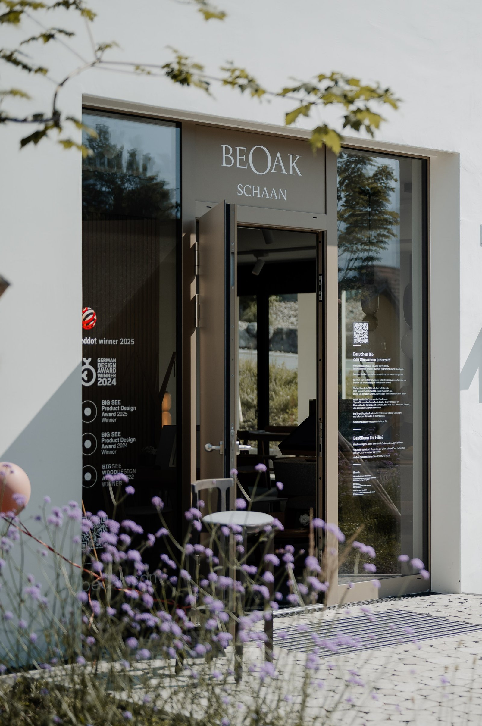 Vchod do showroomu BeOak na Feldkircherstrasse 62 v Schaanu s QR čtečkou u dveří