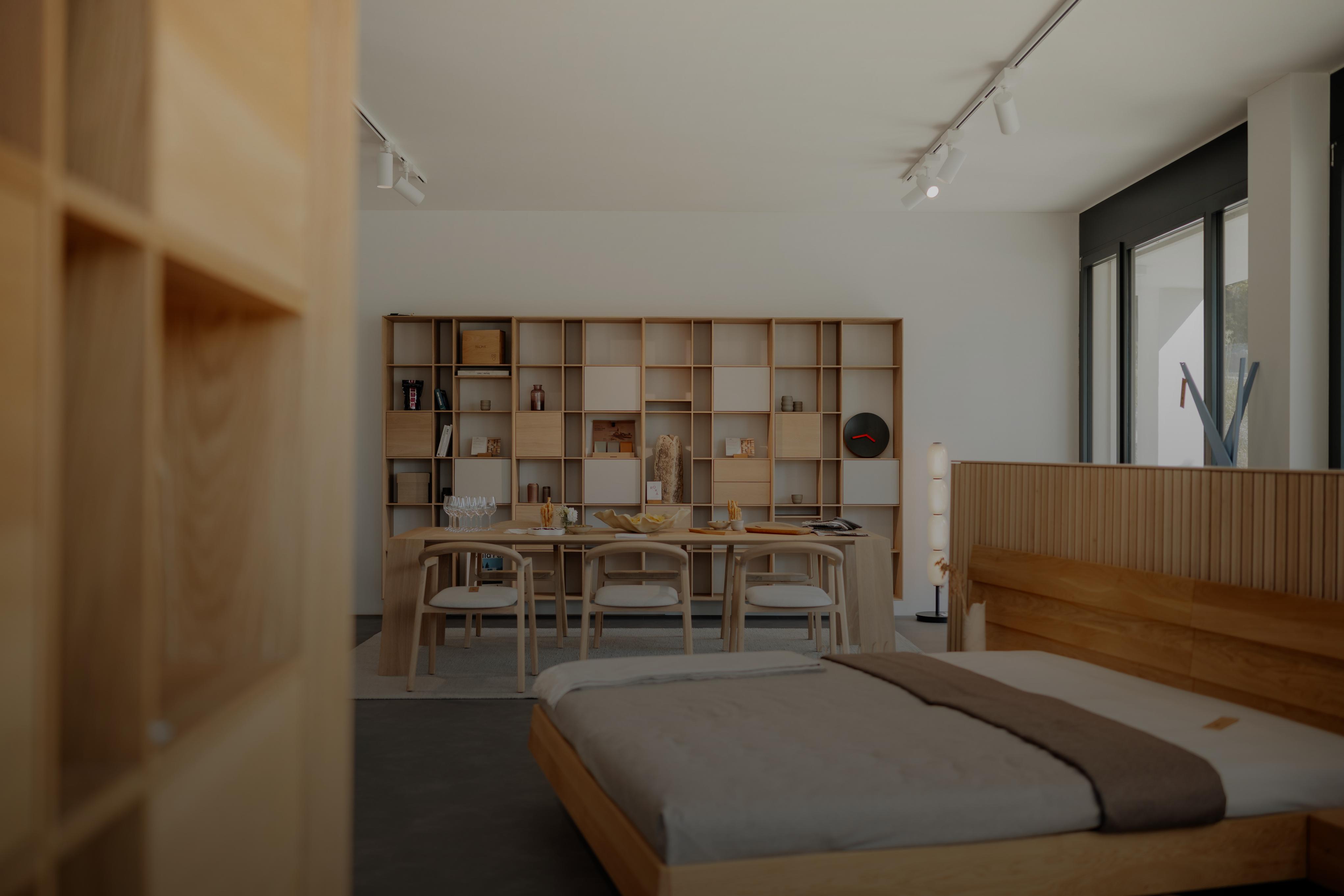 Person am Eichen-Wandbarren im Showroom Berlin