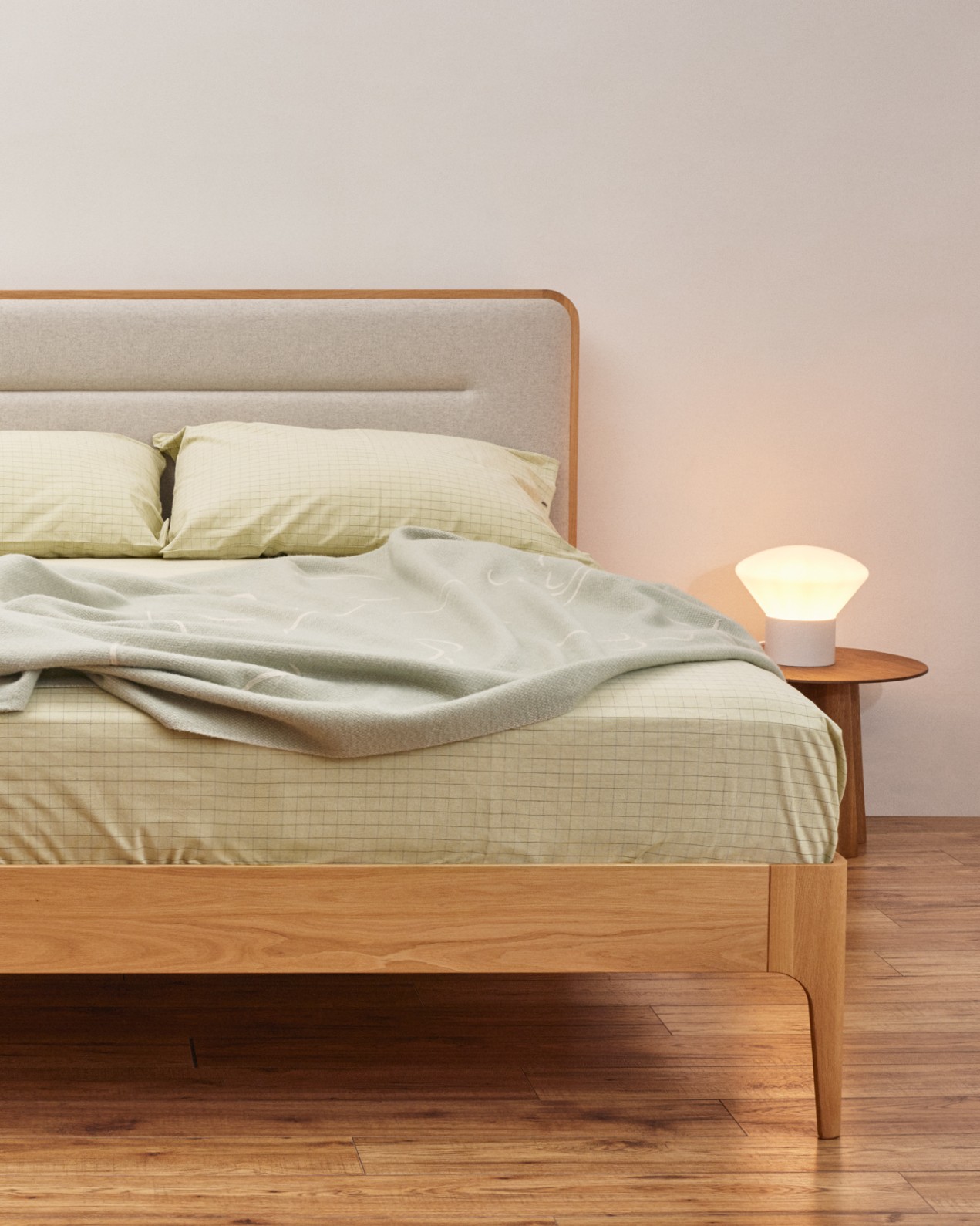 AIRA Bed with configurable HB in solid oak